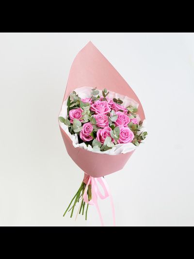11 розовых роз с эвкалиптом