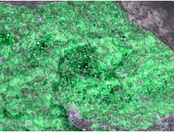 Уваровит кристаллы на породе, Урал (112*68*65 мм, 873 г) №17358