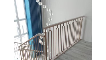 Лестница на центральном металлическом косоуре. массив бука. г. миасс