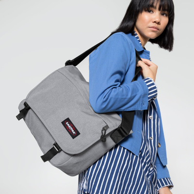 Сумка Eastpak Delegate + Sunday Grey на девушке