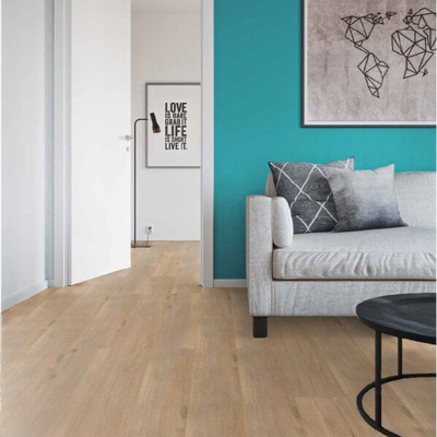 Ламинат Wineo Дуб Дикий Коричневый LA186LV4 в интерьере комнаты