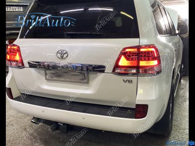 Cтопы Toyota Land Cruiser 200 07-15 в стиле 21 года LED (красные с белым низом)