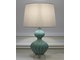 Настольная лампа c бирюзовым основанием и белым абажуром.