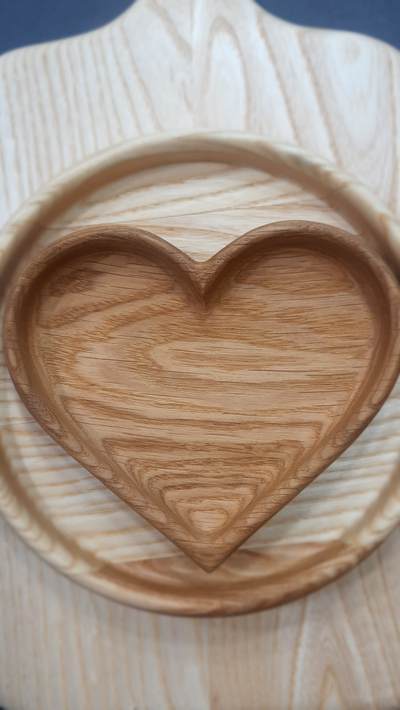 Тарелочка в виде сердца: диаметр 14 см, дуб