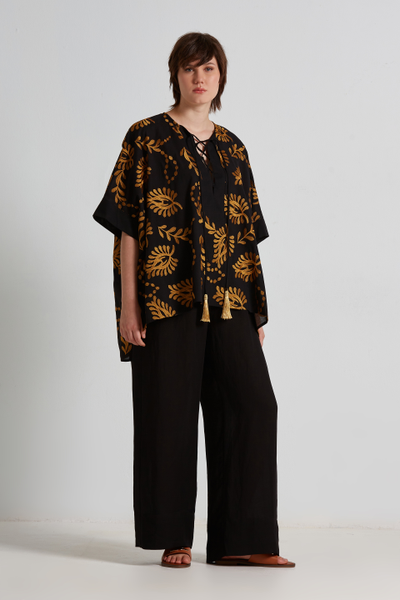 Блуза легкая черного цвета с золотой вышивкой