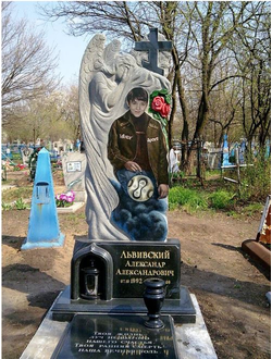 Памятник из гранита со скорбящим Ангелом и Крестом