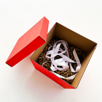 Красная подарочная коробка GILEV 30х30х30см с белой лентой и наполнителем