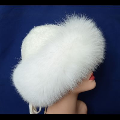 Вязаная шапка с меховой отделкой Vizio Италия 5355 белая