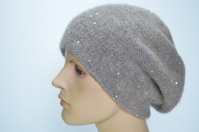 Вязаный зимний женский берет орехового цвета