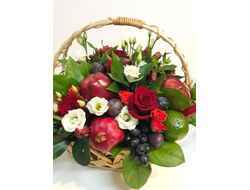 Фруктовая корзина с цветами