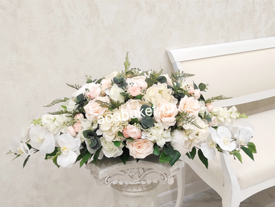 Восхищение № УНС040 - горизонтальная композиция из искусственных цветов на камин