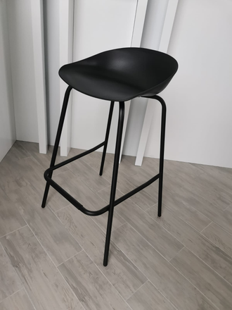 Барный стул на металлическом основании с пластиковым сидением