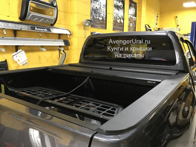 Открытые жалюзи Roll-n-lock на Тойота Хайлюкс Рево на пикапе серого цвета 1G3 от AvengerUral.ru