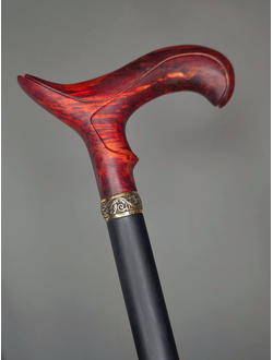 Трость с красной рукоятью с красивой фактурой древесины