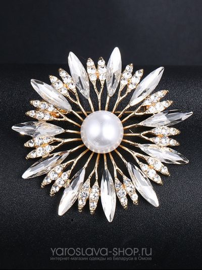 АЛ-103. Брошь жемчужина с белыми стразами в желтом металле.