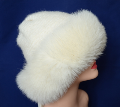 белая шапка с мехом из коллекции шапок с мехом 2016 - 2017 купить