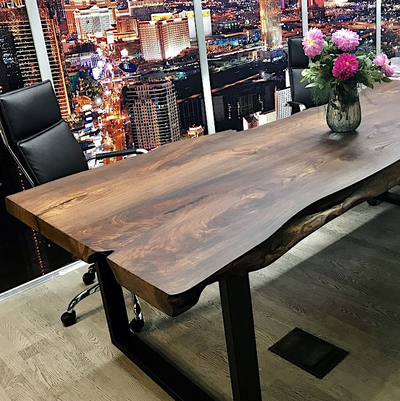 стол из тонированного карагача с природным краем