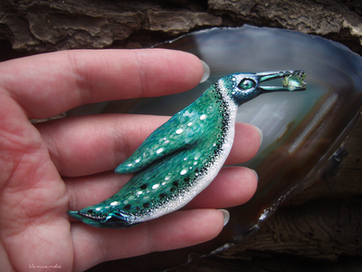 Брошь с изумрудом "Заполярный пингвин Альраи, ледяная птица"