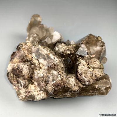 Рутил и карбонаты в кристаллах дымчатого кварца. Бразилия.   150*105*65мм (ААА)