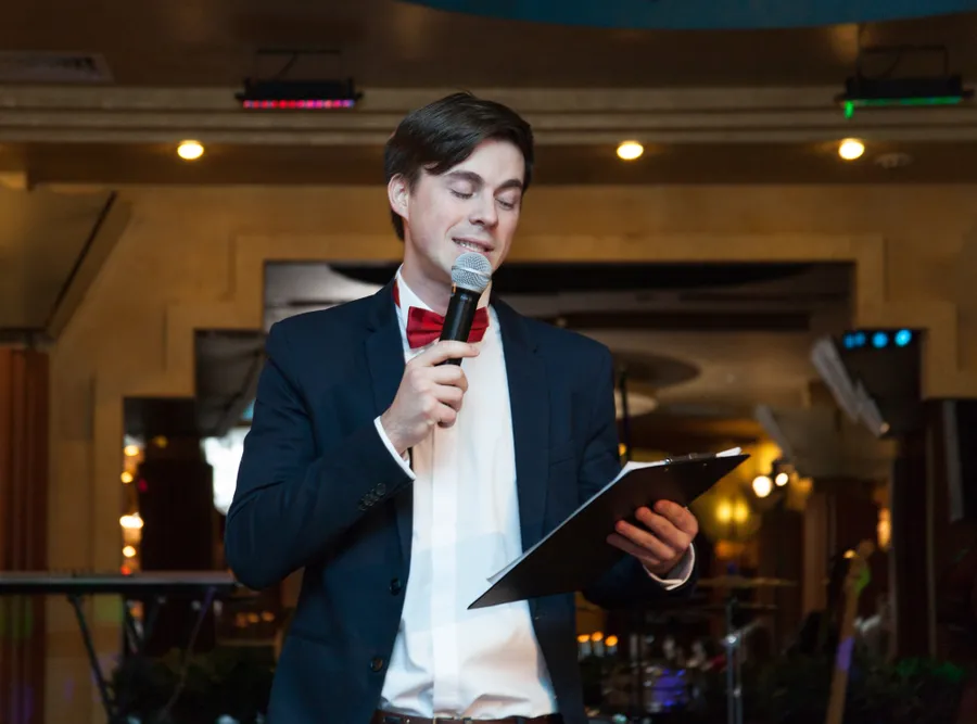 Ведущий на празднике