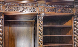 Встроенная резная гардеробная комната из массива дерева.
