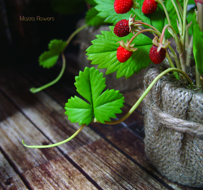 Лесная земляника из полимерной глины.