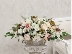 Популярная дизайнерская композиция из искусственных цветов ручной работы № УНС020/можно купить в Мск