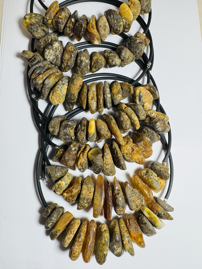 Колье на пружине из дикого янтаря  в ассортименте