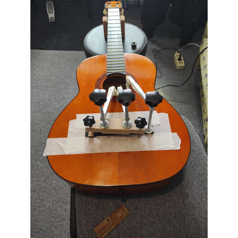 ремонт классической гитары приклеить подструнник