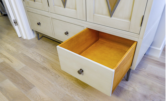 Шкаф для одежды трехстворчатый с декором ромбы.