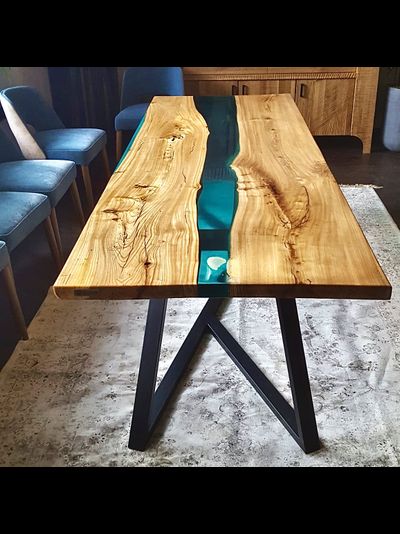 стол река из смолы и дерева