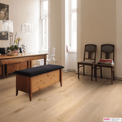 Декор паркетной доски Haro Дуб Кремово-Белый Маркант 1-пол, масло 535538 в интерьере комнаты