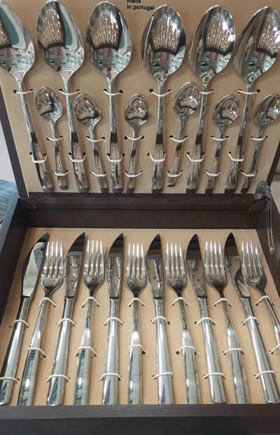 Набор столовых приборов известного португальского бренда  FACE 24 предмета на 6 персон: 6 столовых ложек, 6 столовых вилок, 6 столовых ножей, 6 чайных ложек
