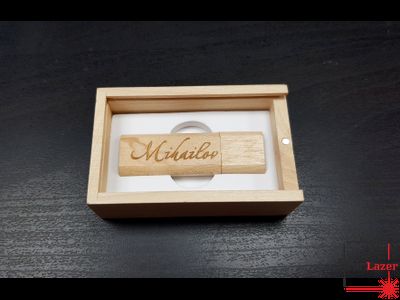 Флешка в футляре с гравировкой фамилии