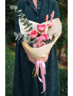 Пионовидные розы с сухоцветами