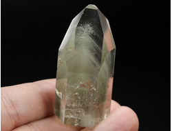 Кварц горный хрусталь с фантомами и хлоритом, кристалл полированный, Бразилия (51*27*22 мм, 44 г) №36858