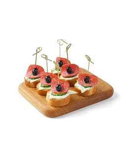 Брускетта с сервелатом, маслиной и свежим огурчиком (24 г) (заказ от 10 шт.)