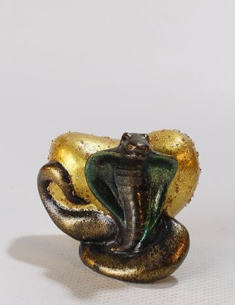 Сувенир " Год Змеи" с золотым сердцем