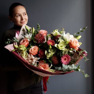 БУКЕТ ИЗ ОДНОГОЛОВЫХ ХРИЗАНТЕМ , ПИОНОВИДНЫХ РОЗ, АРОМАТНЫХ ЛИЛИЙ, ГЕРБЕР, ЭУСТОМ И СЕРОГО ЭВКАЛИПТА - (АРТ. C34)