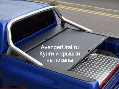 Приоткрытые жалюзи Roll-n-lock на Тойота Хайлюкс Рево на пикапе синего цвета 8х2 от AvengerUral.ru