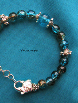 Отдых на лазурном берегу... Браслет в морском стиле с бусинами "кракле" и рыбкой