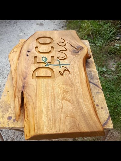 вывеска из слэба с логотипом