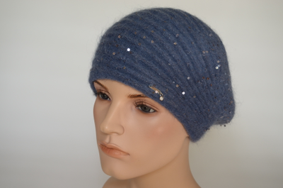 Goluboj-beret-vyazanyj-polosami-s-pajetkami-Vizio-Italiya-6942-