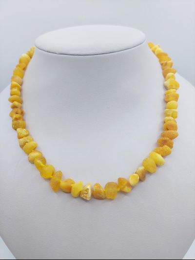 Лечебные бусы из необработанного белого янтаря через узелок