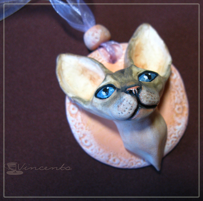 Катря - кошечка сфинкс. Авторская подвеска в виде кошки из полимерной глины