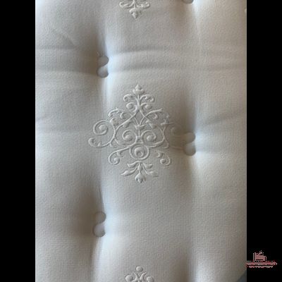 матрас NAPOLI  LAZIO Особенностью матраса  является наматрасник с эффектом памяти. Мгновенно подстраиваясь под положение вашего тела материал помогает полноценно расслабиться и лучше выспаться.