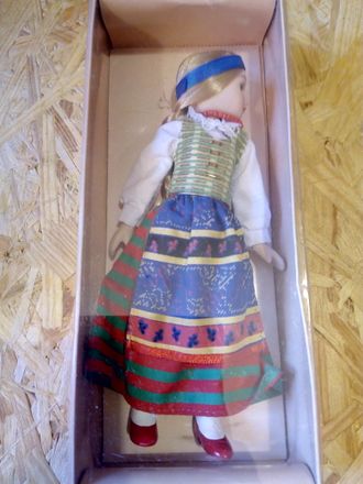 Кукла без журнала &quot;Куклы в народных костюмах&quot; №43. Литовский девичий костюм
