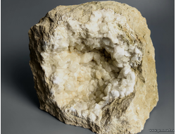 Кальцит, жеода в породе. Россия. 1180*140*140мм