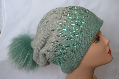 вязаный берет с камнями и помпоном