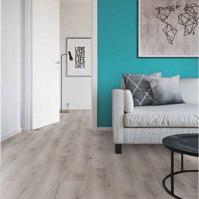 Ламинат Wineo Дуб Рустик Серый LA178MV4 в интерьере комнаты